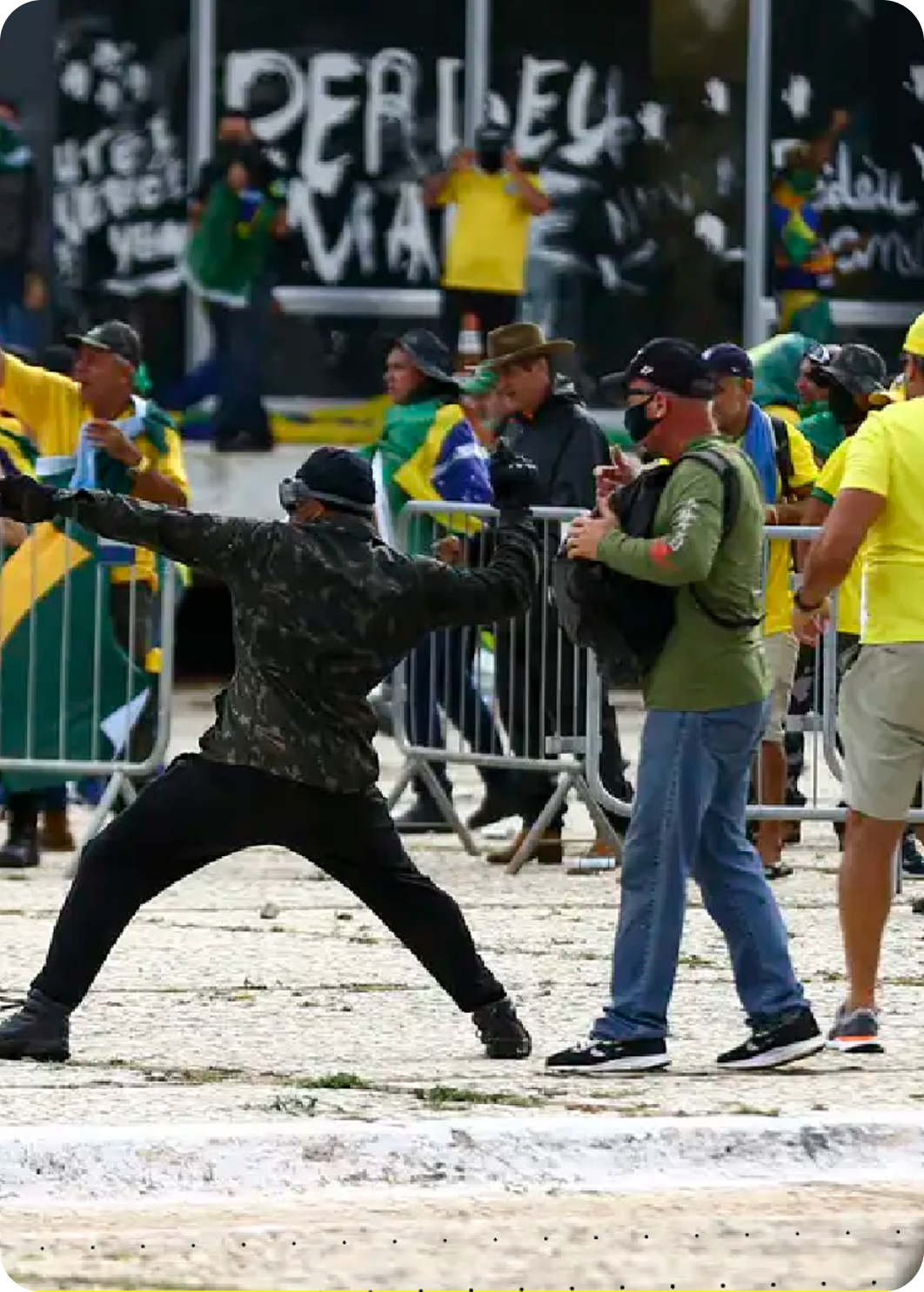 Foto de un manifestante en una protesta, usada en el informe anual de Amnistía Internacional Brasil.