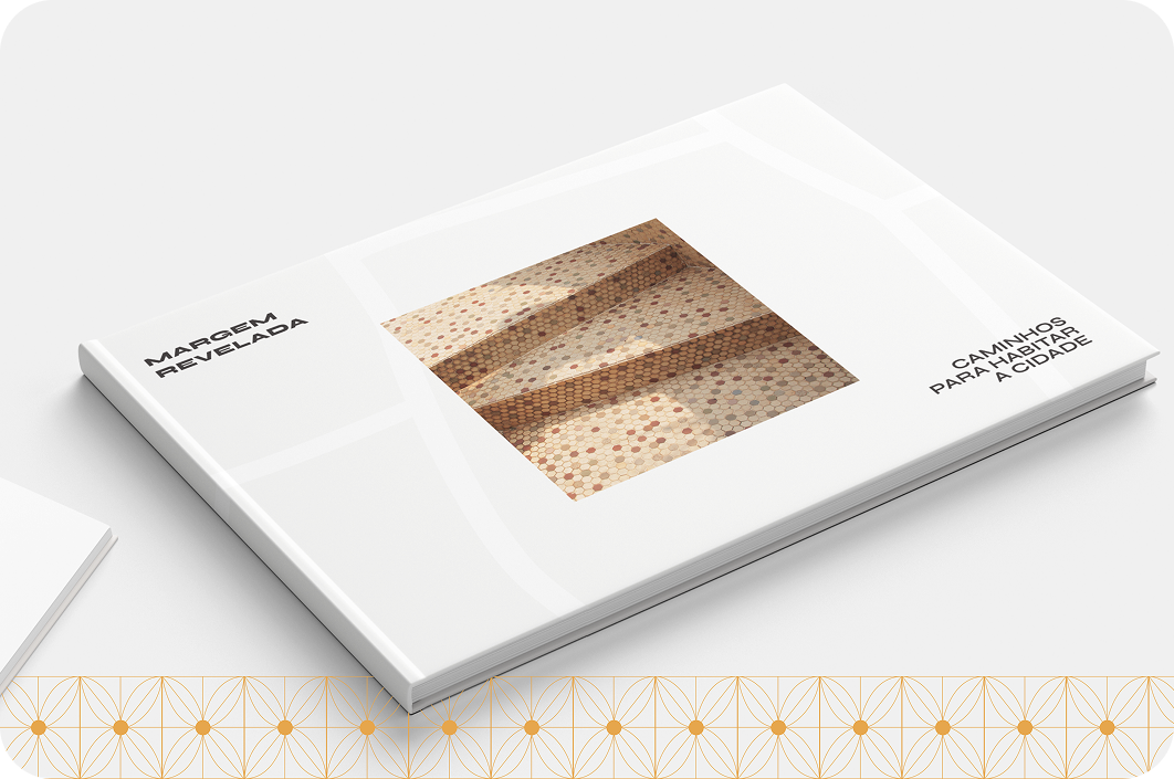 Catálogo de la exposición Margem Revelada con un detalle fotográfico texturizado en la portada.